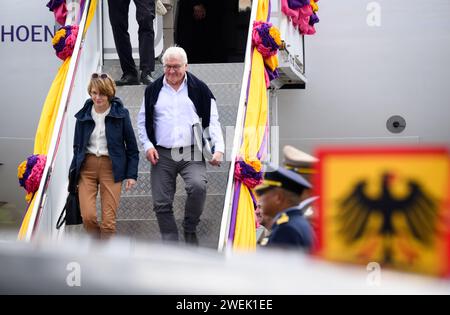 Ubon Ratchathani, Thailand. Januar 2024. Bundespräsident Frank-Walter Steinmeier und seine Frau Elke Büdenbender steigen am internationalen Flughafen Ubon Ratchathani aus einem Charterflugzeug der Thai Airways aus. Bundespräsident Steinmeier und seine Frau besuchen Vietnam und Thailand auf einer viertägigen Reise nach Südostasien. Quelle: Bernd von Jutrczenka/dpa/Alamy Live News Stockfoto