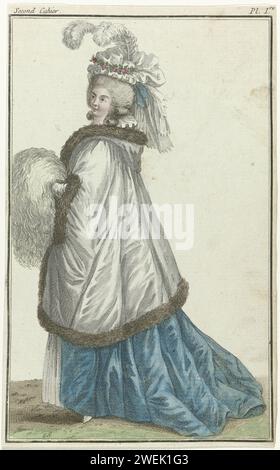 Fashion News, 1785 dem Begleittext zufolge zeigt der Druck eine Frau in einer „grande parure“. Sie trägt ein Bonnet „à la Figaro“ aus Tulle oder „Gaze Soufflée“, auf dem zwei weiße Federn, gestützt von einer Blumengirlande, getragen werden. Fichu "à la Henri IV". Pelisse aus weißem Satin, mit Marderfell beschnitten. Schwarzes Satinkleid. Unter einem Rock aus weißem Satin. Die Hände in einem weißen Ärmel von Mohair (Chèvre d'Angora). Weiße Schuhe. Der Druck ist Teil der 2. Kahier des Modemagazins Cabinet des Modes ou Les Modes Nouvelles, herausgegeben von Buisson, Paris, 15. November 1785 bis 1. November 1786. PA Stockfoto