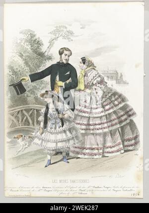 Les Modes Parisiennes, 1856, Nr. 689: Homm Kostüm (...), 1856 ein bewaffnetes Paar und ein Mädchen mit Hund, im Garten spazieren; im Hintergrund ein Anwesen. Laut der Bildunterschrift: Männerkostüm. Kinderkleidung von Pauline Koyer. Japon aus Fauvet. „Canezou“ aus Payan. Unten einige Zeilen mit Werbetexten für verschiedene Produkte. Druck aus dem Modemagazin Les Modes Parisiennes (1843-1885). Papiergravur von Modetafeln. Handschuhe, Fäustlinge usw. (+ Damenkleidung). Kopfbedeckung: Hut (+ Damenbekleidung). Kopfbedeckung: Hut (+ Mädchenkleidung). Unterwäsche für den unteren Teil des Körpers: blo Stockfoto