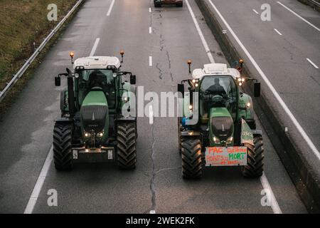 Hundert Landwirte blockieren die Autobahn A16 vor dem Hintergrund der nationalen und europäischen Mobilisierung der Landwirte gegen europäische Normen, die als zu restriktiv gelten. Frankreichs mächtige Landwirtschaftsgewerkschaften trafen sich am 22. Januar mit dem französischen Premierminister, nachdem sie der Regierung eine Woche oder mehr Protestaktionen drohten, falls ihre Forderungen nicht erfüllt würden. Die Gewerkschaften haben konkrete Maßnahmen der Regierung gefordert, um ihre Missstände auszuräumen, die ihrer Meinung nach überhöhte finanzielle Abgaben und Umweltschutzvorschriften sowie unzureichende Preise für ihre Erzeugnisse umfassen. Le Coudray-sur-Thelle, nördlich von Paris, Jan Stockfoto