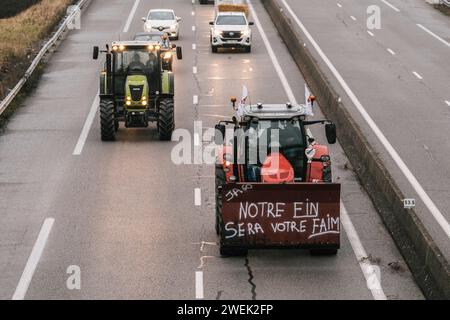 Hundert Landwirte blockieren die Autobahn A16 vor dem Hintergrund der nationalen und europäischen Mobilisierung der Landwirte gegen europäische Normen, die als zu restriktiv gelten. Frankreichs mächtige Landwirtschaftsgewerkschaften trafen sich am 22. Januar mit dem französischen Premierminister, nachdem sie der Regierung eine Woche oder mehr Protestaktionen drohten, falls ihre Forderungen nicht erfüllt würden. Die Gewerkschaften haben konkrete Maßnahmen der Regierung gefordert, um ihre Missstände auszuräumen, die ihrer Meinung nach überhöhte finanzielle Abgaben und Umweltschutzvorschriften sowie unzureichende Preise für ihre Erzeugnisse umfassen. Le Coudray-sur-Thelle, nördlich von Paris, Jan Stockfoto