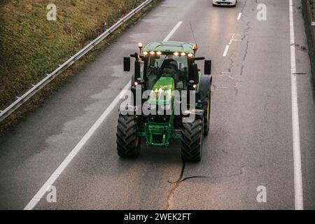 Hundert Landwirte blockieren die Autobahn A16 vor dem Hintergrund der nationalen und europäischen Mobilisierung der Landwirte gegen europäische Normen, die als zu restriktiv gelten. Frankreichs mächtige Landwirtschaftsgewerkschaften trafen sich am 22. Januar mit dem französischen Premierminister, nachdem sie der Regierung eine Woche oder mehr Protestaktionen drohten, falls ihre Forderungen nicht erfüllt würden. Die Gewerkschaften haben konkrete Maßnahmen der Regierung gefordert, um ihre Missstände auszuräumen, die ihrer Meinung nach überhöhte finanzielle Abgaben und Umweltschutzvorschriften sowie unzureichende Preise für ihre Erzeugnisse umfassen. Le Coudray-sur-Thelle, nördlich von Paris, Jan Stockfoto