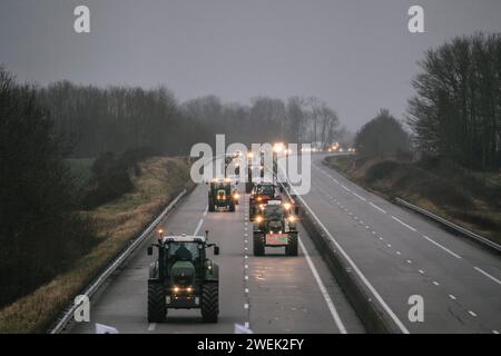 Hundert Landwirte blockieren die Autobahn A16 vor dem Hintergrund der nationalen und europäischen Mobilisierung der Landwirte gegen europäische Normen, die als zu restriktiv gelten. Frankreichs mächtige Landwirtschaftsgewerkschaften trafen sich am 22. Januar mit dem französischen Premierminister, nachdem sie der Regierung eine Woche oder mehr Protestaktionen drohten, falls ihre Forderungen nicht erfüllt würden. Die Gewerkschaften haben konkrete Maßnahmen der Regierung gefordert, um ihre Missstände auszuräumen, die ihrer Meinung nach überhöhte finanzielle Abgaben und Umweltschutzvorschriften sowie unzureichende Preise für ihre Erzeugnisse umfassen. Le Coudray-sur-Thelle, nördlich von Paris, Jan Stockfoto