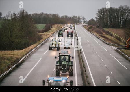 Hundert Landwirte blockieren die Autobahn A16 vor dem Hintergrund der nationalen und europäischen Mobilisierung der Landwirte gegen europäische Normen, die als zu restriktiv gelten. Frankreichs mächtige Landwirtschaftsgewerkschaften trafen sich am 22. Januar mit dem französischen Premierminister, nachdem sie der Regierung eine Woche oder mehr Protestaktionen drohten, falls ihre Forderungen nicht erfüllt würden. Die Gewerkschaften haben konkrete Maßnahmen der Regierung gefordert, um ihre Missstände auszuräumen, die ihrer Meinung nach überhöhte finanzielle Abgaben und Umweltschutzvorschriften sowie unzureichende Preise für ihre Erzeugnisse umfassen. Le Coudray-sur-Thelle, nördlich von Paris, Jan Stockfoto