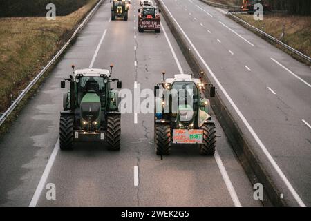 Hundert Landwirte blockieren die Autobahn A16 vor dem Hintergrund der nationalen und europäischen Mobilisierung der Landwirte gegen europäische Normen, die als zu restriktiv gelten. Frankreichs mächtige Landwirtschaftsgewerkschaften trafen sich am 22. Januar mit dem französischen Premierminister, nachdem sie der Regierung eine Woche oder mehr Protestaktionen drohten, falls ihre Forderungen nicht erfüllt würden. Die Gewerkschaften haben konkrete Maßnahmen der Regierung gefordert, um ihre Missstände auszuräumen, die ihrer Meinung nach überhöhte finanzielle Abgaben und Umweltschutzvorschriften sowie unzureichende Preise für ihre Erzeugnisse umfassen. Le Coudray-sur-Thelle, nördlich von Paris, Jan Stockfoto