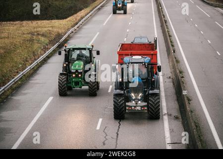 Hundert Landwirte blockieren die Autobahn A16 vor dem Hintergrund der nationalen und europäischen Mobilisierung der Landwirte gegen europäische Normen, die als zu restriktiv gelten. Frankreichs mächtige Landwirtschaftsgewerkschaften trafen sich am 22. Januar mit dem französischen Premierminister, nachdem sie der Regierung eine Woche oder mehr Protestaktionen drohten, falls ihre Forderungen nicht erfüllt würden. Die Gewerkschaften haben konkrete Maßnahmen der Regierung gefordert, um ihre Missstände auszuräumen, die ihrer Meinung nach überhöhte finanzielle Abgaben und Umweltschutzvorschriften sowie unzureichende Preise für ihre Erzeugnisse umfassen. Le Coudray-sur-Thelle, nördlich von Paris, Jan Stockfoto