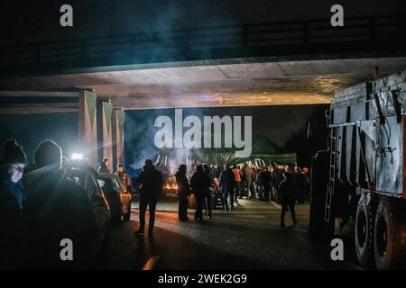 Hundert Landwirte blockieren die Autobahn A16 vor dem Hintergrund der nationalen und europäischen Mobilisierung der Landwirte gegen europäische Normen, die als zu restriktiv gelten. Maimbeville, 25. Januar 2024. Fotos von Jeremy Paoloni/ABACAPRESS.COM Credit: Abaca Press/Alamy Live News Stockfoto