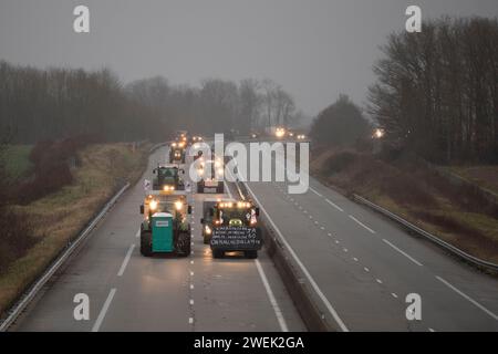 Hundert Landwirte blockieren die Autobahn A16 vor dem Hintergrund der nationalen und europäischen Mobilisierung der Landwirte gegen europäische Normen, die als zu restriktiv gelten. Frankreichs mächtige Landwirtschaftsgewerkschaften trafen sich am 22. Januar mit dem französischen Premierminister, nachdem sie der Regierung eine Woche oder mehr Protestaktionen drohten, falls ihre Forderungen nicht erfüllt würden. Die Gewerkschaften haben konkrete Maßnahmen der Regierung gefordert, um ihre Missstände auszuräumen, die ihrer Meinung nach überhöhte finanzielle Abgaben und Umweltschutzvorschriften sowie unzureichende Preise für ihre Erzeugnisse umfassen. Le Coudray-sur-Thelle, nördlich von Paris, Jan Stockfoto