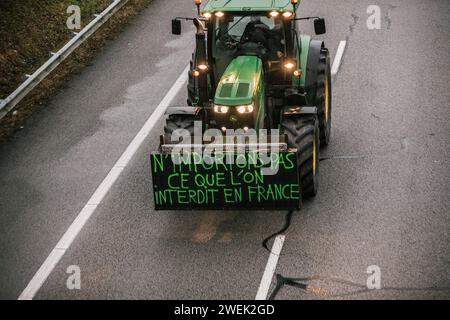 Hundert Landwirte blockieren die Autobahn A16 vor dem Hintergrund der nationalen und europäischen Mobilisierung der Landwirte gegen europäische Normen, die als zu restriktiv gelten. Frankreichs mächtige Landwirtschaftsgewerkschaften trafen sich am 22. Januar mit dem französischen Premierminister, nachdem sie der Regierung eine Woche oder mehr Protestaktionen drohten, falls ihre Forderungen nicht erfüllt würden. Die Gewerkschaften haben konkrete Maßnahmen der Regierung gefordert, um ihre Missstände auszuräumen, die ihrer Meinung nach überhöhte finanzielle Abgaben und Umweltschutzvorschriften sowie unzureichende Preise für ihre Erzeugnisse umfassen. Le Coudray-sur-Thelle, nördlich von Paris, Jan Stockfoto