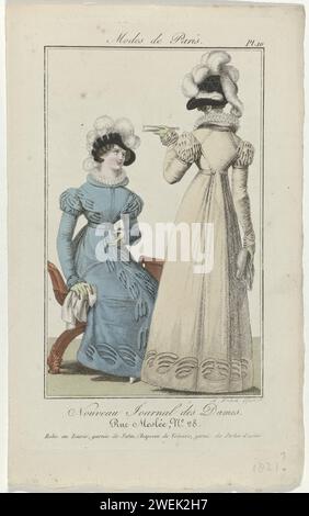 Neue Frauenzeitung, 1821, Pl. 10: Kleid in Ikarie, garniert mit Satin (...), 1821 Frau, sitzend auf einem Tabouret, in einem Kleid von Ikarie, garniert mit Satin. Auf dem Kopf ein Hut aus Samt, verziert mit Metallperlen und Straußen. Weiteres Zubehör: Handschuhe, Gürtel mit Schnalle, Taschentuch, Ventilator. Neben ihr ist eine Frau, die auf ihrem Rücken gesehen wird, im selben Kleid gekleidet. Druck des Modemagazins Nouveau Journal des Ladies, Paris, vom 5. Juli 1821 bis Ende Dezember 1821. Von Januar 1822 bis 1868 trug das Modemagazin den Titel Petit Courrier des Ladies. Papiergravur Modeplatte Stockfoto