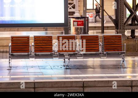 Frankfurt die Lokfuehrergewerkschaft GDL Gewerkschaft Deutscher Lokomotivführer. Hat zu einem weiteren mehrtaegigen Streik im deutschen Bahnverkehr aufgerufen, 25.01.2024, Frankfurt am Main. Leere Bahnsteige am Hauptbahnhof in Frankfurt, die Lokfuehrergewerkschaft GDL Gewerkschaft Deutscher Lokomotivführer. Hat zu einem weiteren mehrtaegigen Streik im deutschen Bahnverkehr aufgerufen, 25.01.2024, Frankfurt am Main. *** Frankfurt der Lokomotivführer GDL Gewerkschaft Deutscher Lokomotivführer hat zu einem weiteren mehrtägigen Streik im deutschen Schienenverkehr aufgerufen, 25 01 2024, Frankfurt am Main EM Stockfoto