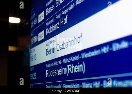 Frankfurt die Lokfuehrergewerkschaft GDL Gewerkschaft Deutscher Lokomotivführer. Hat zu einem weiteren mehrtaegigen Streik im deutschen Bahnverkehr aufgerufen, 25.01.2024, Frankfurt am Main. Zugausfaelle werden am Morgen auf einer Anzeigentafel im Hauptbahnhof in Frankfurt angezeigt, die Lokfuehrergewerkschaft GDL Gewerkschaft Deutscher Lokomotivführer. Hat zu einem weiteren mehrtaegigen Streik im deutschen Bahnverkehr aufgerufen, 25.01.2024, Frankfurt am Main. *** Frankfurt die GDL Gewerkschaft Deutscher Lokomotivführer hat zu einem mehrtägigen Streik im deutschen Schienenverkehr aufgerufen Stockfoto