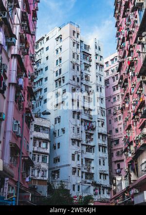 Ein Blick aus der Vogelperspektive auf zwei große Gebäude mit mehreren Balkonen Stockfoto