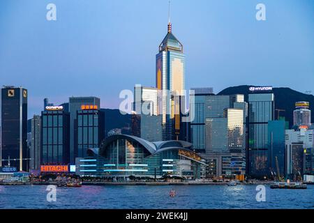 Panoramablick auf eine moderne Skyline der Stadt mit mehreren Hochhäusern am Wasser Stockfoto