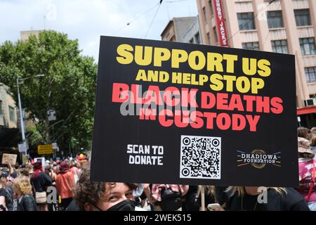 2024 Melbourne, Australia Invasion Day Rallye, die für ein Ende des Missbrauchs von Aborigines und ein Ende des Todes in Polizeigewahrsam von Aborigines aufruft. Stockfoto
