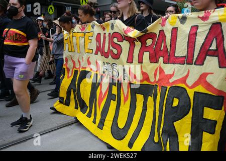 2024 Melbourne, Australia Invasion Day Rallye, die für ein Ende des Missbrauchs von Aborigines und ein Ende des Todes in Polizeigewahrsam von Aborigines aufruft. Stockfoto