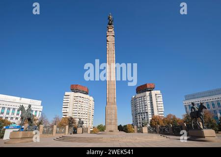 Ein Blick auf die Stele, Säule, das Hauptdenkmal mit alten sowjetischen, russisch-sozialistischen, modernistischen Gebäuden im Hintergrund. Am Independence Monument in Repu Stockfoto