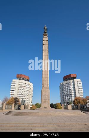 Ein Blick auf die Stele, Säule, das Hauptdenkmal mit alten sowjetischen, russisch-sozialistischen, modernistischen Gebäuden im Hintergrund. Am Independence Monument in Repu Stockfoto