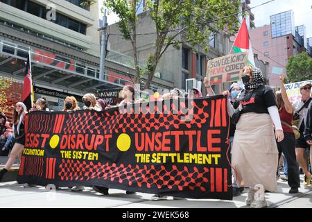2024 Melbourne, Australia Invasion Day Rallye, die für ein Ende des Missbrauchs von Aborigines und ein Ende des Todes in Polizeigewahrsam von Aborigines aufruft. Stockfoto