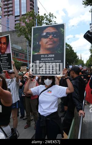 2024 Melbourne, Australia Invasion Day Rallye, die für ein Ende des Missbrauchs von Aborigines und ein Ende des Todes in Polizeigewahrsam von Aborigines aufruft. Stockfoto