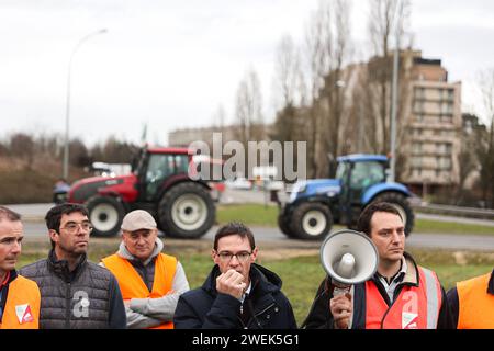 Rede von Cyrille MILARD, Präsidentin der Fdsea (Departmental Federation of Agricultural Unions and Operators) seine et Marne (77), umgeben von anderen Demonstranten am 25. Januar 2024 in Melun, südlich von Paris, Frankreich. Frankreichs mächtige Landwirtschaftsgewerkschaften trafen sich am 22. Januar mit dem französischen Premierminister, nachdem sie der Regierung eine Woche oder mehr Protestaktionen drohten, falls ihre Forderungen nicht erfüllt würden. Die Gewerkschaften haben konkrete Maßnahmen der Regierung gefordert, um ihre Missstände auszuräumen, die ihrer Meinung nach überhöhte finanzielle Abgaben und Umweltschutzvorschriften sowie unzureichende Preise f umfassen Stockfoto