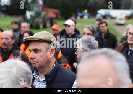 Ein Demonstrant des Bauern lauschte der Rede von Cyrille MILARD, Präsident der Fdsea (Departmental Federation of Agricultural Unions and Operators) am 25. Januar 2024 in Melun, südlich von Paris, Frankreich. Frankreichs mächtige Landwirtschaftsgewerkschaften trafen sich am 22. Januar mit dem französischen Premierminister, nachdem sie der Regierung eine Woche oder mehr Protestaktionen drohten, falls ihre Forderungen nicht erfüllt würden. Die Gewerkschaften haben konkrete Maßnahmen der Regierung gefordert, um ihre Missstände auszuräumen, die ihrer Meinung nach überhöhte finanzielle Abgaben und Umweltschutzvorschriften sowie unzureichende Preise für ihre Erzeugnisse umfassen. Pho Stockfoto