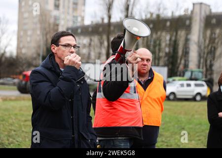 Rede von Cyrille MILARD, Präsidentin der Fdsea (Departmental Federation of Agricultural Unions and Operators) seine et Marne (77) am 25. Januar 2024 in Melun, südlich von Paris, Frankreich. Frankreichs mächtige Landwirtschaftsgewerkschaften trafen sich am 22. Januar mit dem französischen Premierminister, nachdem sie der Regierung eine Woche oder mehr Protestaktionen drohten, falls ihre Forderungen nicht erfüllt würden. Die Gewerkschaften haben konkrete Maßnahmen der Regierung gefordert, um ihre Missstände auszuräumen, die ihrer Meinung nach überhöhte finanzielle Abgaben und Umweltschutzvorschriften sowie unzureichende Preise für ihre Erzeugnisse umfassen. Foto von Christo Stockfoto