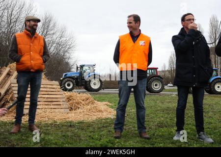 Illustration der Traktoren während der Rede von Cyrille MILARD, Präsident der Fdsea (Departmental Federation of Agricultural Unions and Operators) am 25. Januar 2024 in Melun, südlich von Paris, Frankreich. Frankreichs mächtige Landwirtschaftsgewerkschaften trafen sich am 22. Januar mit dem französischen Premierminister, nachdem sie der Regierung eine Woche oder mehr Protestaktionen drohten, falls ihre Forderungen nicht erfüllt würden. Die Gewerkschaften haben konkrete Maßnahmen der Regierung gefordert, um ihre Missstände auszuräumen, die ihrer Meinung nach überhöhte finanzielle Abgaben und Umweltschutzvorschriften sowie unzureichende Preise für ihre Erzeugnisse umfassen. Stockfoto