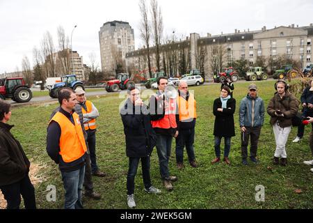 Rede von Cyrille MILARD, Präsidentin der Fdsea (Departmental Federation of Agricultural Unions and Operators) seine et Marne (77), umgeben von anderen Demonstranten am 25. Januar 2024 in Melun, südlich von Paris, Frankreich. Frankreichs mächtige Landwirtschaftsgewerkschaften trafen sich am 22. Januar mit dem französischen Premierminister, nachdem sie der Regierung eine Woche oder mehr Protestaktionen drohten, falls ihre Forderungen nicht erfüllt würden. Die Gewerkschaften haben konkrete Maßnahmen der Regierung gefordert, um ihre Missstände auszuräumen, die ihrer Meinung nach überhöhte finanzielle Abgaben und Umweltschutzvorschriften sowie unzureichende Preise f umfassen Stockfoto
