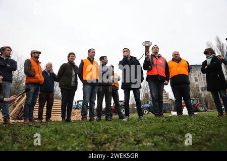 Rede von Cyrille MILARD, Präsidentin der Fdsea (Departmental Federation of Agricultural Unions and Operators) seine et Marne (77), umgeben von anderen Demonstranten am 25. Januar 2024 in Melun, südlich von Paris, Frankreich. Frankreichs mächtige Landwirtschaftsgewerkschaften trafen sich am 22. Januar mit dem französischen Premierminister, nachdem sie der Regierung eine Woche oder mehr Protestaktionen drohten, falls ihre Forderungen nicht erfüllt würden. Die Gewerkschaften haben konkrete Maßnahmen der Regierung gefordert, um ihre Missstände auszuräumen, die ihrer Meinung nach überhöhte finanzielle Abgaben und Umweltschutzvorschriften sowie unzureichende Preise f umfassen Stockfoto