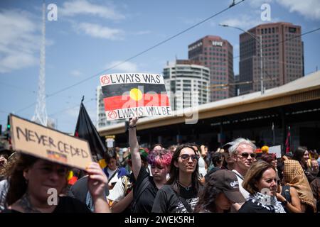 26. Januar 2024, Melbourne, Australien. Ein Demonstrant am Invasionstag hält ein Schild mit der Aufschrift „Always Was Always will Be“, während sie sich gegen den Australia Day oder Invasion Day mit einer Menschenmenge von etwa 30.000 anderen versammeln. Quelle: Jay Kogler/Alamy Live News Stockfoto