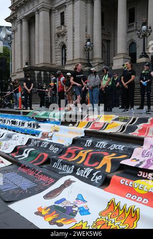 2024 Melbourne, Australia Invasion Day Rallye, die für ein Ende des Missbrauchs von Aborigines und ein Ende des Todes in Polizeigewahrsam von Aborigines aufruft. Stockfoto