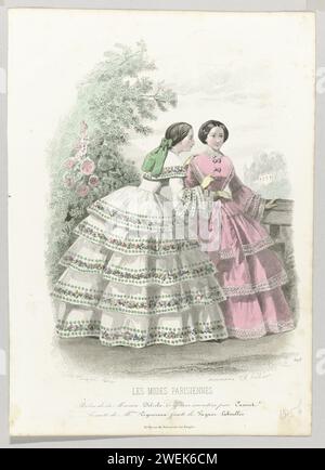 Les Modes Parisiennes, 1856, Nr. 698: Kleider des Hauses (...), 1856 zwei Frauen, von denen eine sah, in einem Garten in der Nähe einer Balustrade. Nach der Bildunterschrift: Kleider von Maison Delisle. Unten einige Zeilen mit Werbetexten für verschiedene Produkte. Druck aus dem Modemagazin Les Modes Parisiennes (1843-1885). Papiergravur von Modetafeln. Handschuhe, Fäustlinge usw. (+ Damenkleidung). Ärmel (+ Damenkleidung). Armband, Armband (+ Damenkleidung). Friseurstile - AA -  Frauen Stockfoto