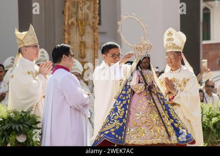 Antipolo City, Rizal, Philippinen. Januar 2024. Ein Ritus wird während der feierlichen Erklärung des Internationalen Heiligtums unserer Lieben Frau des Friedens und der Good Voyage in Antipolo City, Philippinen, am 26. Januar 2024 abgehalten. Die Antipolo-Kathedrale beherbergt eine vom Vatikan anerkannte Holzstatue der Jungfrau Maria aus dem 17. Jahrhundert und ist damit der erste internationale Schrein auf den Philippinen und in Südostasien. Die Kathedrale wurde im März 2023 vom Vatikan offiziell zum internationalen Heiligtum erklärt und festigte ihren Status als prominentes Pilgerzentrum für Katholiken auf den Philippinen. Ein internationales Sch Stockfoto