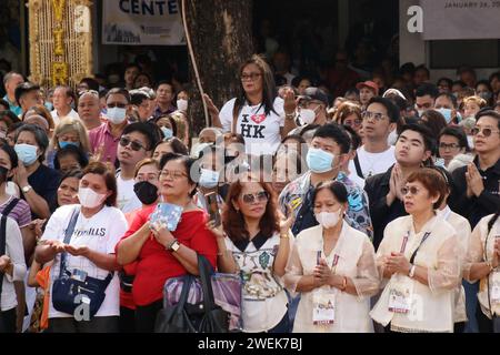 Antipolo City, Rizal, Philippinen. Januar 2024. Ein Ritus wird während der feierlichen Erklärung des Internationalen Heiligtums unserer Lieben Frau des Friedens und der Good Voyage in Antipolo City, Philippinen, am 26. Januar 2024 abgehalten. Die Antipolo-Kathedrale beherbergt eine vom Vatikan anerkannte Holzstatue der Jungfrau Maria aus dem 17. Jahrhundert und ist damit der erste internationale Schrein auf den Philippinen und in Südostasien. Die Kathedrale wurde im März 2023 vom Vatikan offiziell zum internationalen Heiligtum erklärt und festigte ihren Status als prominentes Pilgerzentrum für Katholiken auf den Philippinen. Ein internationales Sch Stockfoto