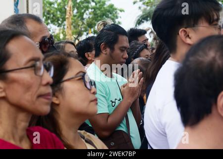 Antipolo City, Rizal, Philippinen. Januar 2024. Ein Ritus wird während der feierlichen Erklärung des Internationalen Heiligtums unserer Lieben Frau des Friedens und der Good Voyage in Antipolo City, Philippinen, am 26. Januar 2024 abgehalten. Die Antipolo-Kathedrale beherbergt eine vom Vatikan anerkannte Holzstatue der Jungfrau Maria aus dem 17. Jahrhundert und ist damit der erste internationale Schrein auf den Philippinen und in Südostasien. Die Kathedrale wurde im März 2023 vom Vatikan offiziell zum internationalen Heiligtum erklärt und festigte ihren Status als prominentes Pilgerzentrum für Katholiken auf den Philippinen. Ein internationales Sch Stockfoto