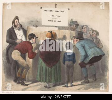 Menschen um eine Schaudose herum, in oder nach 1848 - ca. 1900 drucken großen runden Schauschrank mit vier Personen, die durch die Fenster schauen, links der Besitzer in Rokkostuum. Papierleistung im Freien (Vergnügungsmesse). Peep-Show Stockfoto