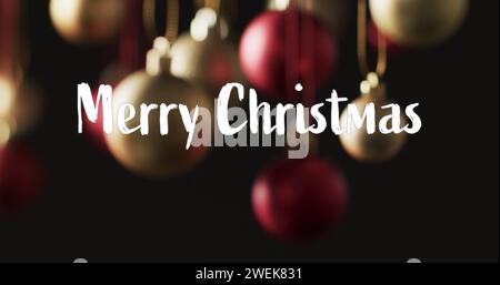 Frohe weihnachten Text in weiß über weihnachtskugeln auf dunklem Hintergrund Stockfoto