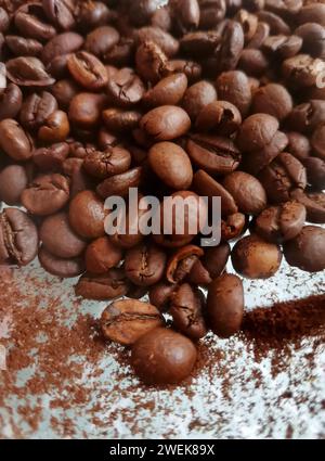 Nahaufnahme eines Haufens gerösteter Kaffeebohnen im Hintergrund Stockfoto