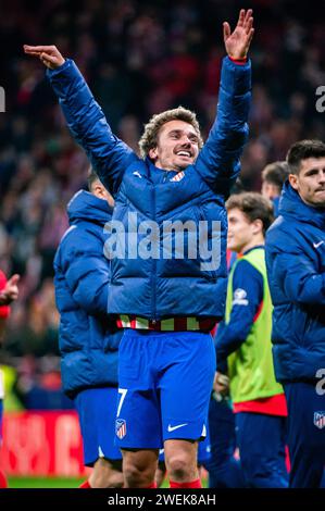 Madrid, Spanien. Januar 2024. Antoine Griezmann von Atletico Madrid feiert den Sieg am Ende des Fußballspiels, das für das Viertelfinale des Copa del Rey Turniers zwischen Atletico Madrid und Sevilla im Estadio Metropolitano gültig ist. Atletico Madrid 1 : 0 Sevilla Credit: SOPA Images Limited/Alamy Live News Stockfoto