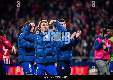 Madrid, Spanien. Januar 2024. Antoine Griezmann von Atletico Madrid feiert den Sieg am Ende des Fußballspiels, das für das Viertelfinale des Copa del Rey Turniers zwischen Atletico Madrid und Sevilla im Estadio Metropolitano gültig ist. Atletico Madrid 1 : 0 Sevilla Credit: SOPA Images Limited/Alamy Live News Stockfoto