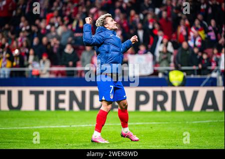 Madrid, Spanien. Januar 2024. Antoine Griezmann von Atletico Madrid feiert den Sieg am Ende des Fußballspiels, das für das Viertelfinale des Copa del Rey Turniers zwischen Atletico Madrid und Sevilla im Estadio Metropolitano gültig ist. Atletico Madrid 1 : 0 Sevilla (Foto: Alberto Gardin/SOPA Images/SIPA USA) Credit: SIPA USA/Alamy Live News Stockfoto