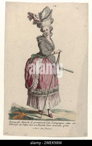 Gallerie der französischen Modi und Kostüme, 1785, Nr. 14, Nr. 27, Kopie naar J 53: Elegante bürgerliche Walking (...), um 1785 elegante Frau aus dem Bürgertum, die auf dem Land spaziert, gekleidet in einem 'Robe à la polonaise' für den Morgen. Mantelet (kleiner Schultermantel) mit Kapuze. Auf dem Kopf ein Hut auf den letzten Geschmack. Zubehör: Armbänder, Ring, Wanderstock mit Band und Bürsten, Fächer, Chatelaine, Schuhe mit Heels und Rosetten. Kopie nach J 53 aus der Serie J. 9. Cahier des Costs Francais, 3. Suite d'Habillemens à la Mode, Gallerie des Modes et Costumes Francais. Papiergravur Modeplatte Stockfoto