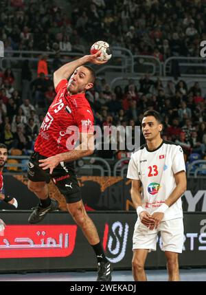 Kairo, Ägypten. Januar 2024. Ahmed Nafea (L) aus Ägypten tritt im Halbfinale zwischen Ägypten und Tunesien bei der Afrikanischen Handballmeisterschaft 2024 in Kairo, Ägypten, am 25. Januar 2024 an. Quelle: Ahmed Gomaa/Xinhua/Alamy Live News Stockfoto