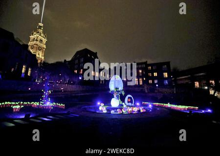 Frankreich. Januar 2024. © PHOTOPQR/VOIX DU NORD/Sami Belloumi Belloumi ; 25/01/2024 ; Mons (B) le 26 janvier 2024:1er Festival des lumières de Wallonie sur le thème 'Entre poésie et surréalisme' de l'artiste Robert Montgomery. FOTO SAMI BELLOUMI LA VOIX DU NORD. Mons (Nordfrankreich) 26. Januar 2024: 1. Wallonische Lichtfestival zum Thema „Zwischen Poesie und Surrealismus“ des Künstlers Robert Montgomery Credit: MAXPPP/Alamy Live News Stockfoto