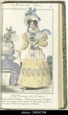 Kleine Post der Damen, 31. Mai 1828, nein 558: Gesticktes Guinguan-Kleid ..., 1828 stehende Frau in einem Kleid aus Guinguan mit gesticktem Blattmotiv. Pelerine van Tulle. Auf dem Kopf eine capote von 'Paille de Riz und' Gros de Naples'. Gehstock oder Regenschirm in der Hand. Sitzende Figur im selben Kleid, auf dem Rücken gesehen. Druck aus dem Modemagazin Petit Courrier des Dames (1821-1868). Gebunden (mit ein paar S. Le Journal des Dames et des Modes). Januar 1827 bis 20. März 1830. Unvollständig. Papiergravur von Modetafeln. Kleid, Kleid (+ Damenkleidung). Stickerei (Ornamentik) Stockfoto