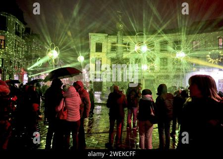 Frankreich. Januar 2024. © PHOTOPQR/VOIX DU NORD/Sami Belloumi Belloumi ; 25/01/2024 ; Mons (B) le 26 janvier 2024:1er Festival des lumières de Wallonie sur le thème 'Entre poésie et surréalisme' de l'artiste Robert Montgomery. FOTO SAMI BELLOUMI LA VOIX DU NORD. Mons (Nordfrankreich) 26. Januar 2024: 1. Wallonische Lichtfestival zum Thema „Zwischen Poesie und Surrealismus“ des Künstlers Robert Montgomery Credit: MAXPPP/Alamy Live News Stockfoto