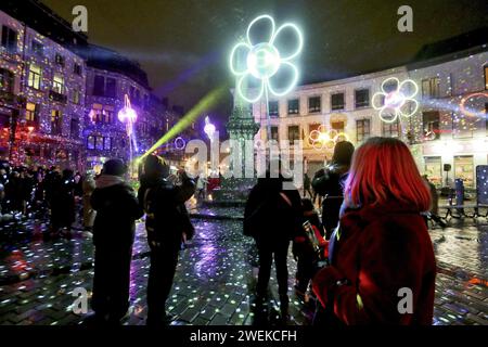 Frankreich. Januar 2024. © PHOTOPQR/VOIX DU NORD/Sami Belloumi Belloumi ; 25/01/2024 ; Mons (B) le 26 janvier 2024:1er Festival des lumières de Wallonie sur le thème 'Entre poésie et surréalisme' de l'artiste Robert Montgomery. FOTO SAMI BELLOUMI LA VOIX DU NORD. Mons (Nordfrankreich) 26. Januar 2024: 1. Wallonische Lichtfestival zum Thema „Zwischen Poesie und Surrealismus“ des Künstlers Robert Montgomery Credit: MAXPPP/Alamy Live News Stockfoto