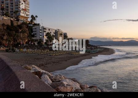 Torremolinos, Spanien - 12. September 2023: Blick auf die Promenade und den Strand Bajondillo in Torremolinos kurz vor Sonnenaufgang. Costa del Sol, Spanien Stockfoto