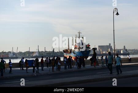 Einheimische spazieren auf der Uferpromenade in Havanna Kuba. Stockfoto